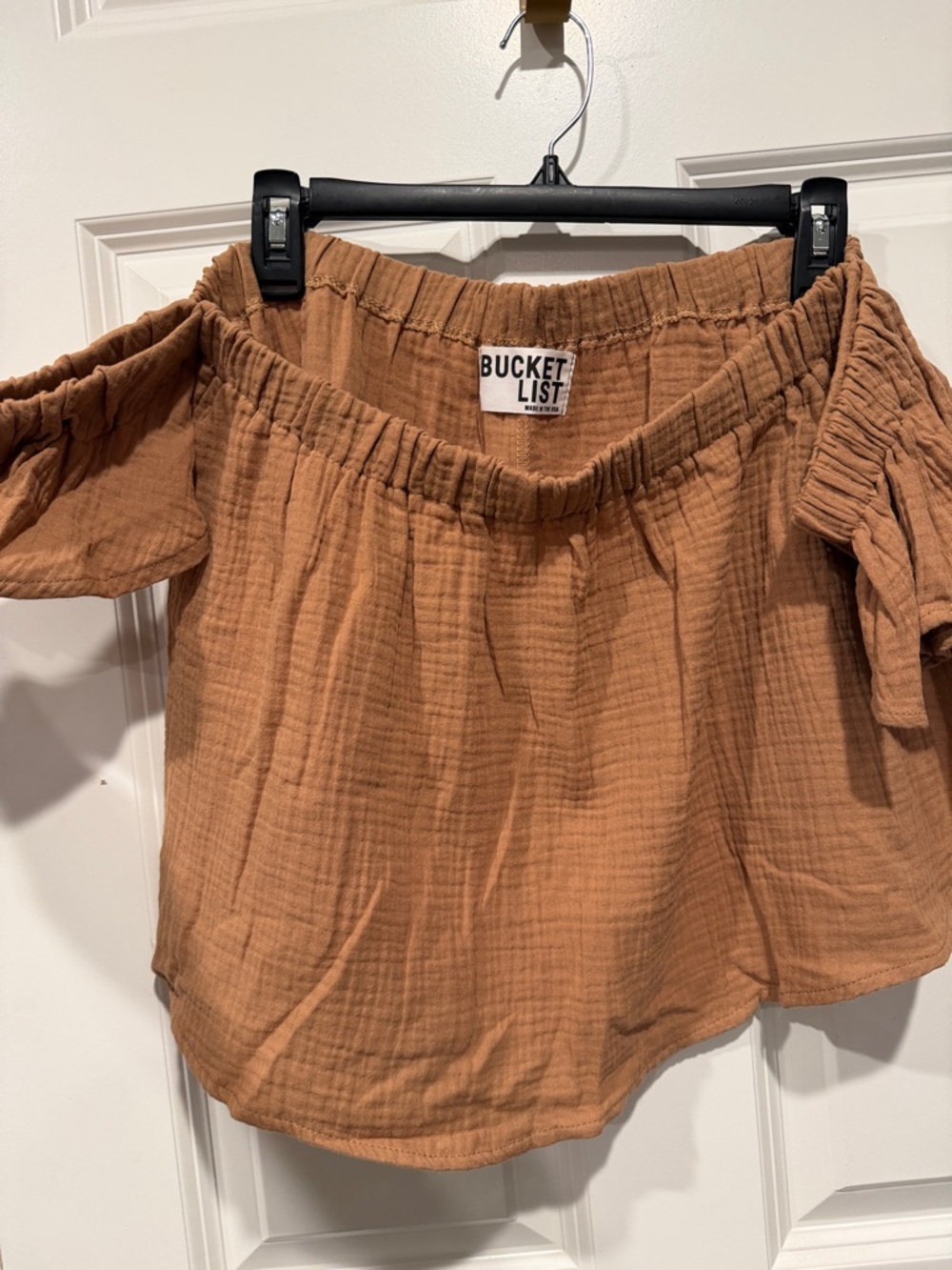 BUCKETLIST Women's Rust/Tan Off-Shoulder Peasant Blouse